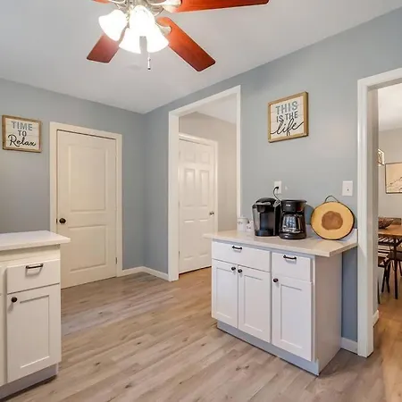 New Cheerful Renovated Home - 5 Min To Downtown!